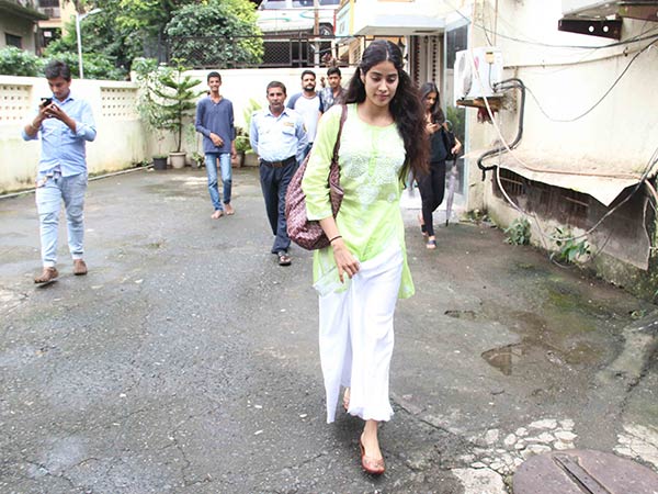 jhanvi kapoor spotted outside her dance class
