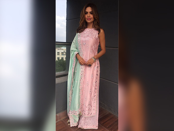 esha gupta at dahi handi event esha gupta at dahi handi event