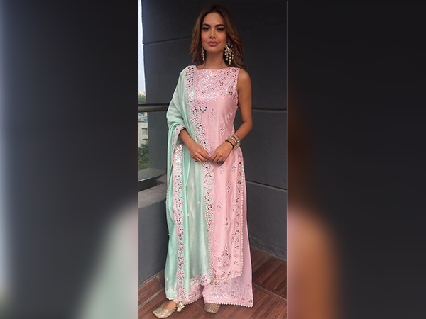 esha gupta at dahi handi event esha gupta at dahi handi event