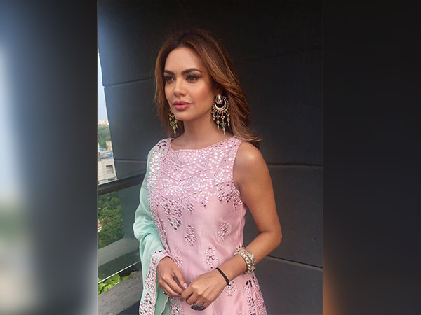 esha gupta at dahi handi event esha gupta at dahi handi event