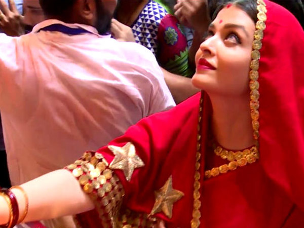 aishwarya rai bachchan at lalbaugcha raja aishwarya rai bachchan at lalbaugcha raja