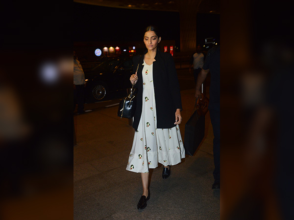 sonam kapoor spotted at airport