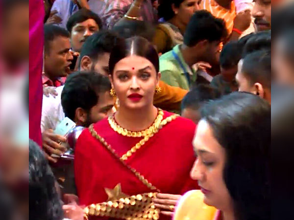 aishwarya rai bachchan at lalbaugcha raja aishwarya rai bachchan at lalbaugcha raja