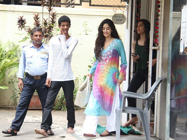 jhanvi kapoor at her dance studio