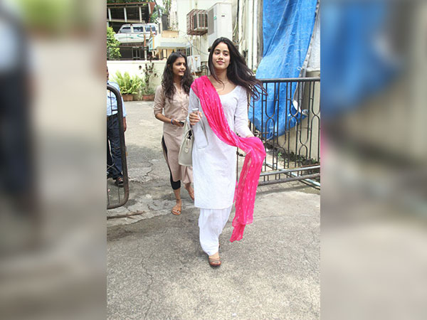 jhanvi kapoor dance studio