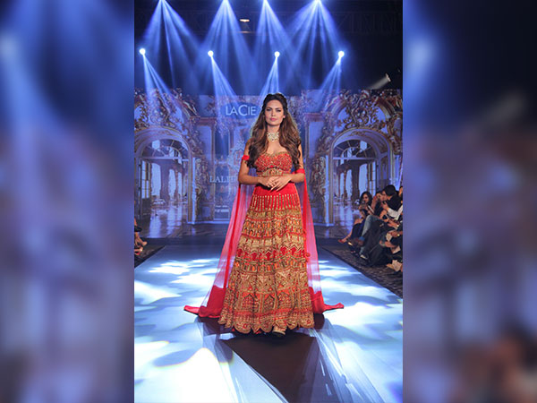 esha gupta at tech fashion tour