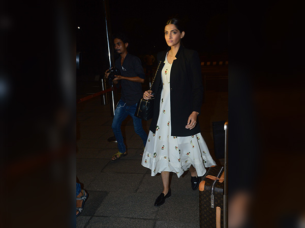 sonam kapoor spotted at airport