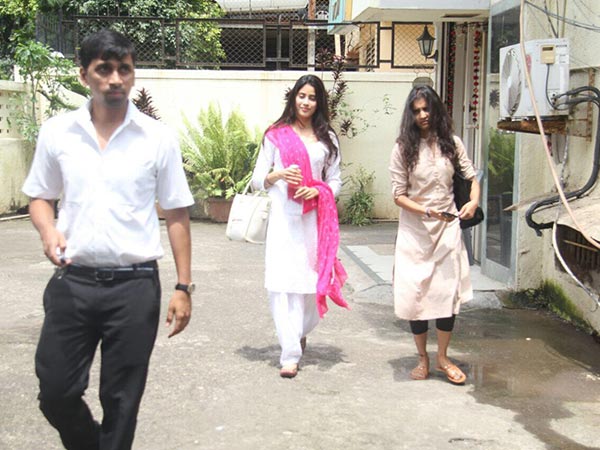 jhanvi kapoor dance studio