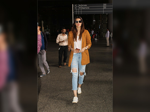 kriti sanon spotted at airport