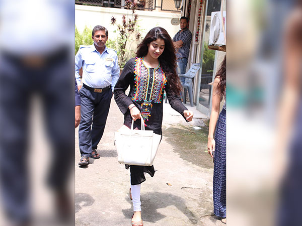 jhanvi kapoor dance studio