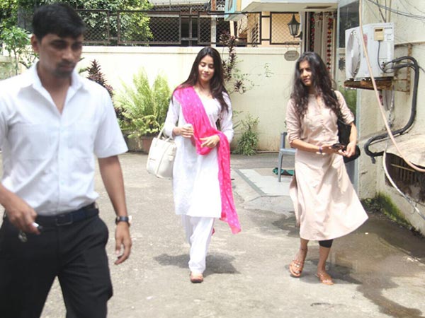 jhanvi kapoor dance studio