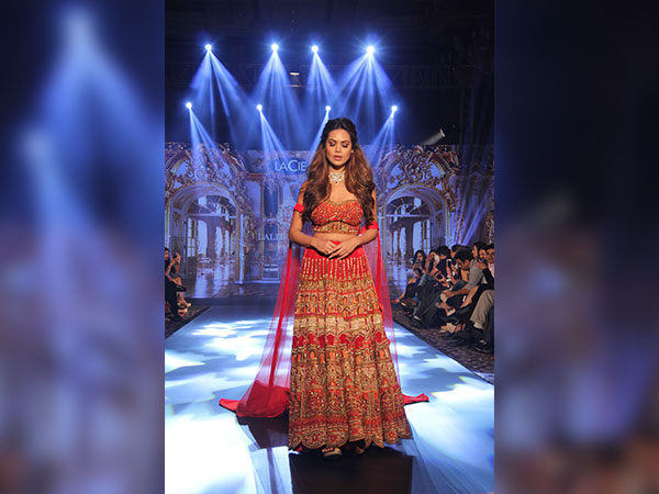 esha gupta at tech fashion tour