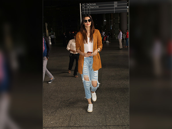 kriti sanon spotted at airport