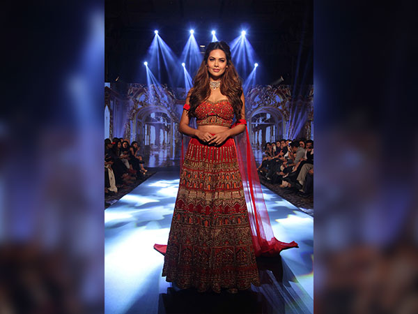 esha gupta at tech fashion tour