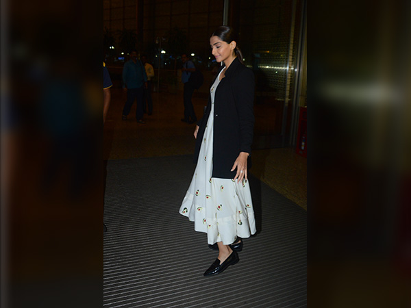 sonam kapoor spotted at airport