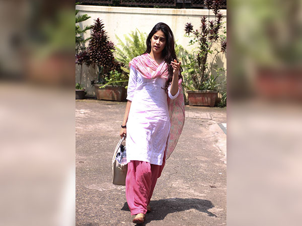 jhanvi kapoor spotted at dance class