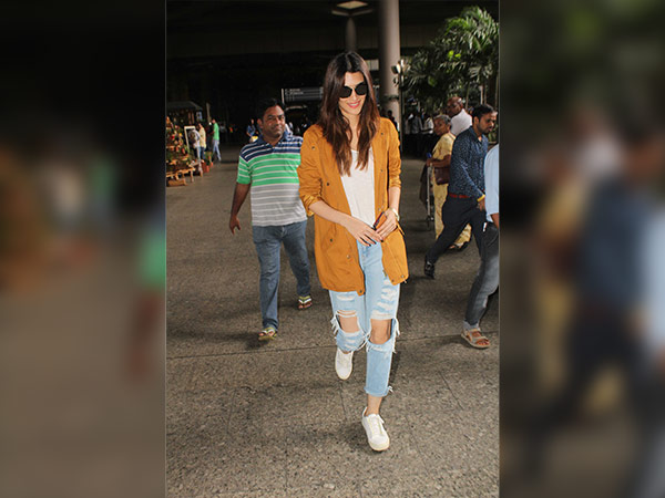 kriti sanon spotted at airport