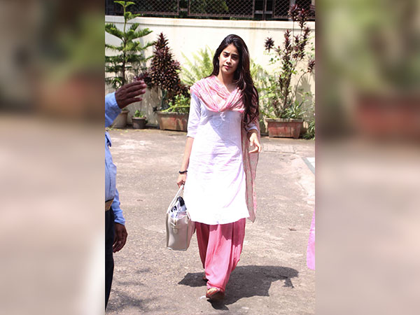 jhanvi kapoor spotted at dance class