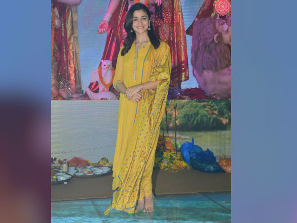 alia bhatt at rani mukherji house for durga puja celebration