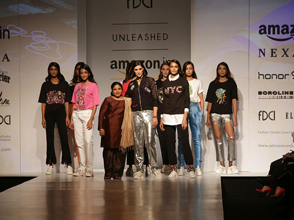 nargis fakhri at amazon india fashion week