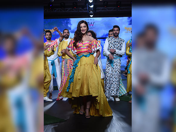 tisca chopra at india beach fashion week