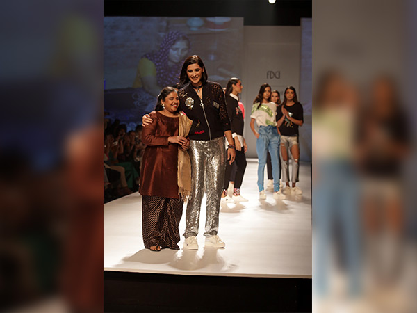 nargis fakhri at amazon india fashion week