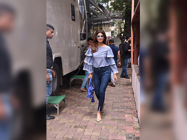 shilpa shetty and twinkle khanna twinning on ruffles