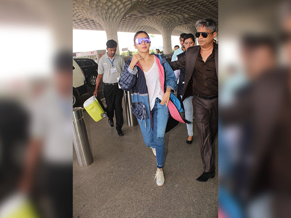 alia bhatt spotted at airport