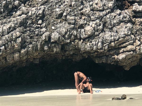 lisa haydon wearing bikini on her anniversary lisa haydon wearing bikini on her anniversary