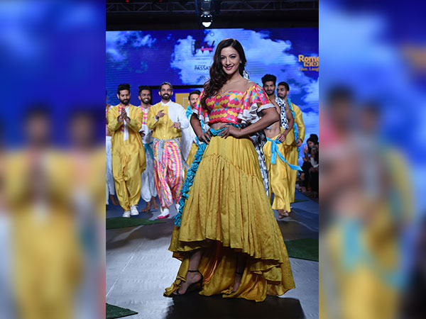 tisca chopra at india beach fashion week