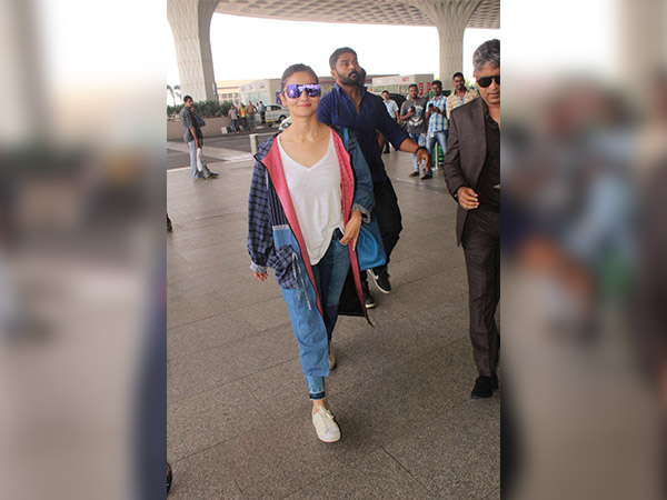 alia bhatt spotted at airport