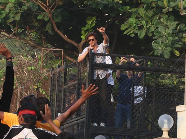 shah rukh khan with his fans on his birthday