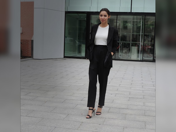 mahira khan styles for loreal shoot