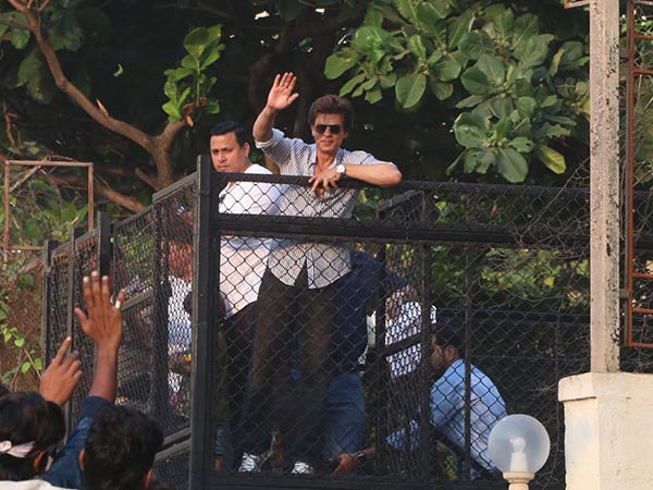 shah rukh khan with his fans on his birthday