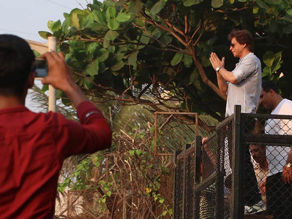 shah rukh khan with his fans on his birthday