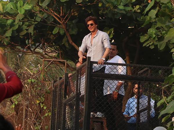 shah rukh khan with his fans on his birthday