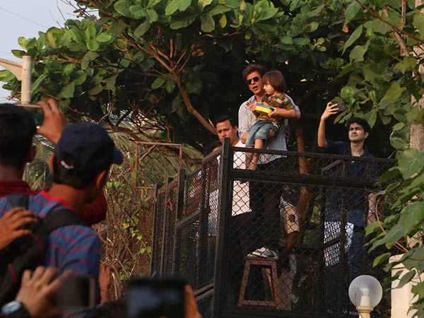 shah rukh khan with his fans on his birthday