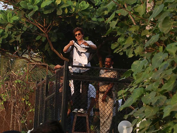shah rukh khan with his fans on his birthday
