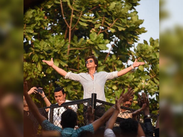 shah rukh khan with his fans on his birthday