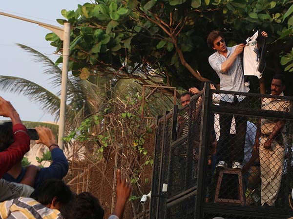 shah rukh khan with his fans on his birthday