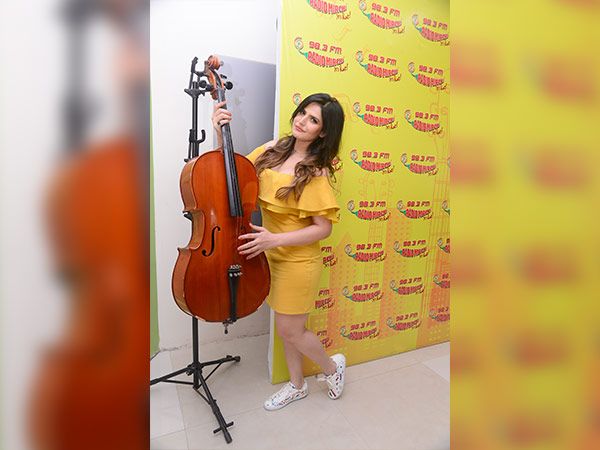 zarine khan at red mirchi studio wearing yellow