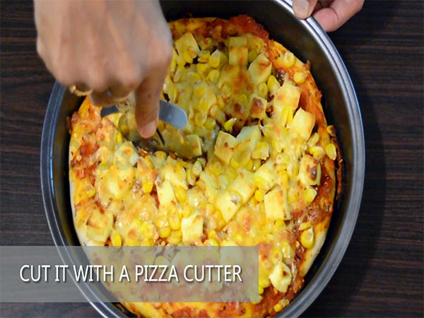 Tossed Paneer And Sweet Corn Pizza 