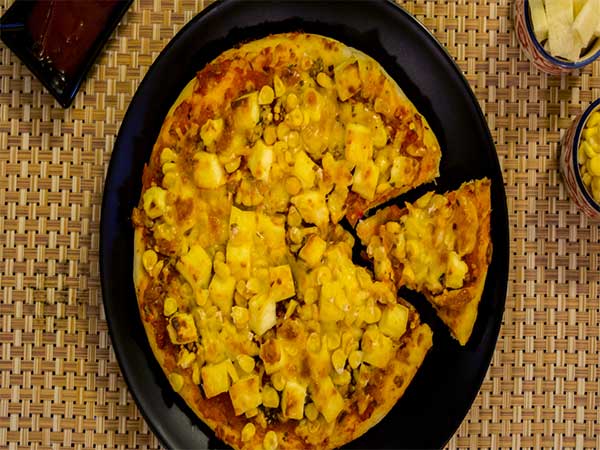 Tossed Paneer And Sweet Corn Pizza 