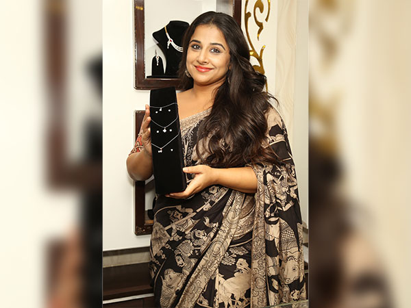 vidya balan wearing block printed sari