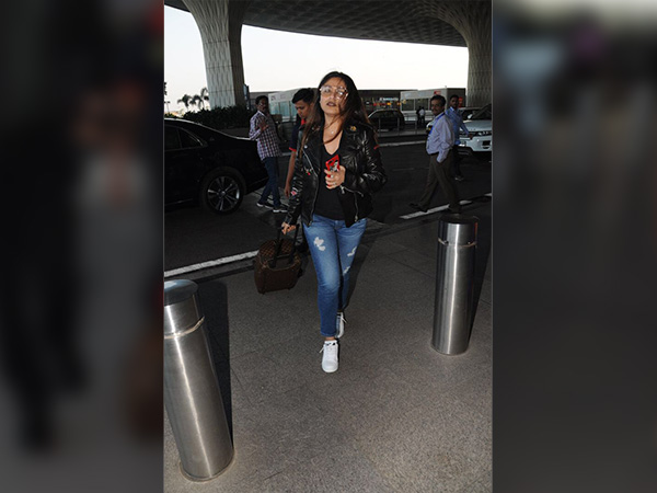 rani mukherji airport look