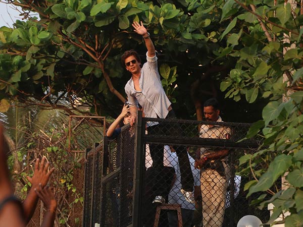 shah rukh khan with his fans on his birthday