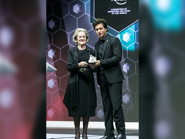 shah rukh khan got awarded at world economic forum