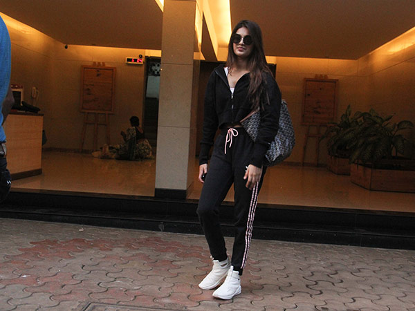 nidhhi agerwal latest gym look nidhhi agerwal latest gym look