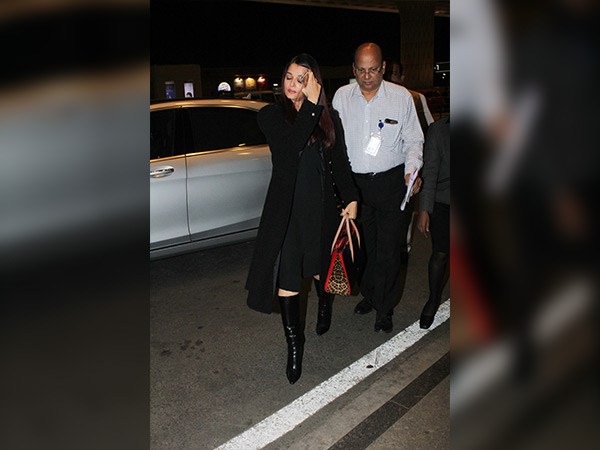 aishwarya rai bachchan at the airport aishwarya rai bachchan at the airport
