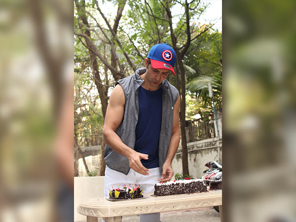 hrithik roshan birthday celebration with media